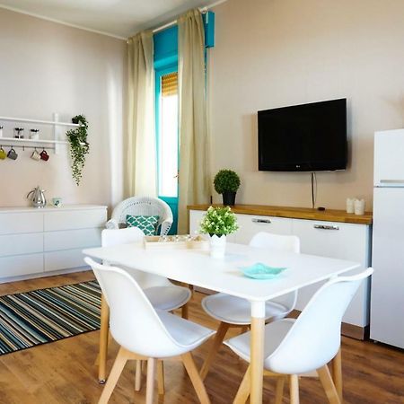 Villa Aurelia -Seafront Apartment With Patio Флумини ди Куарту Екстериор снимка