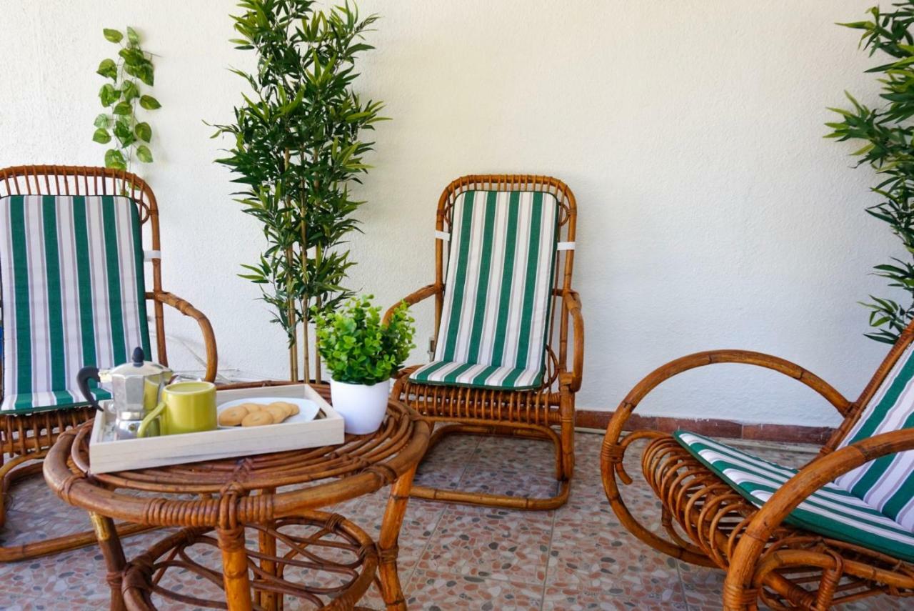Villa Aurelia -Seafront Apartment With Patio Флумини ди Куарту Екстериор снимка