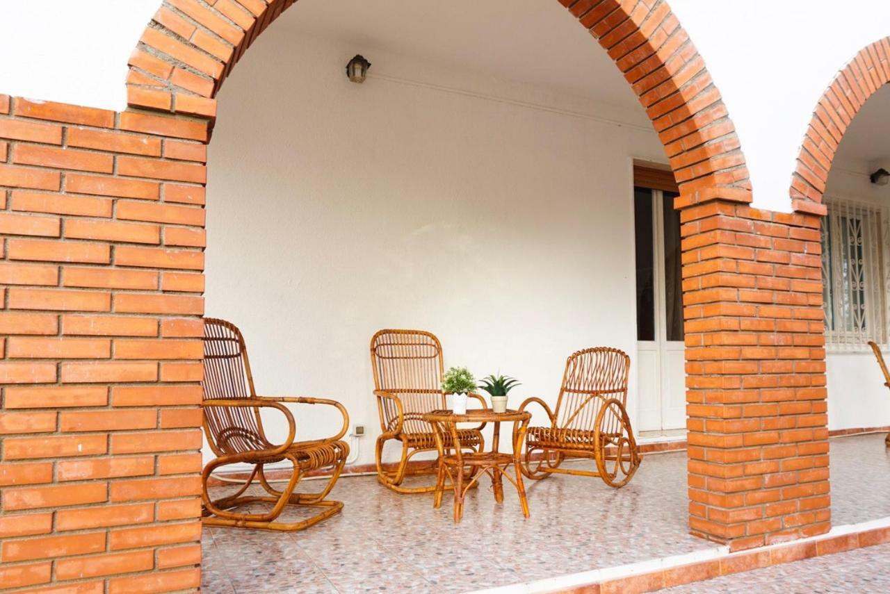 Villa Aurelia -Seafront Apartment With Patio Флумини ди Куарту Екстериор снимка