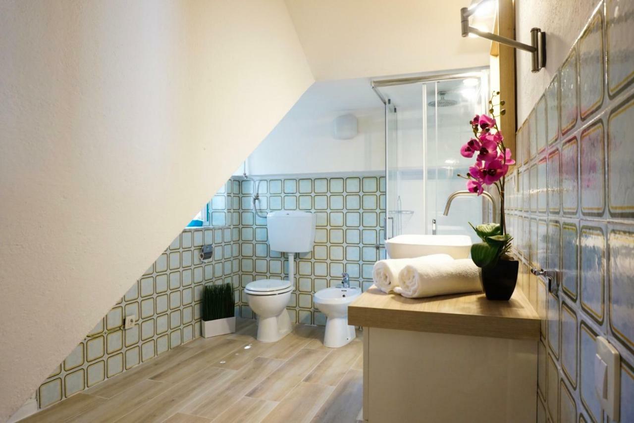 Villa Aurelia -Seafront Apartment With Patio Флумини ди Куарту Екстериор снимка